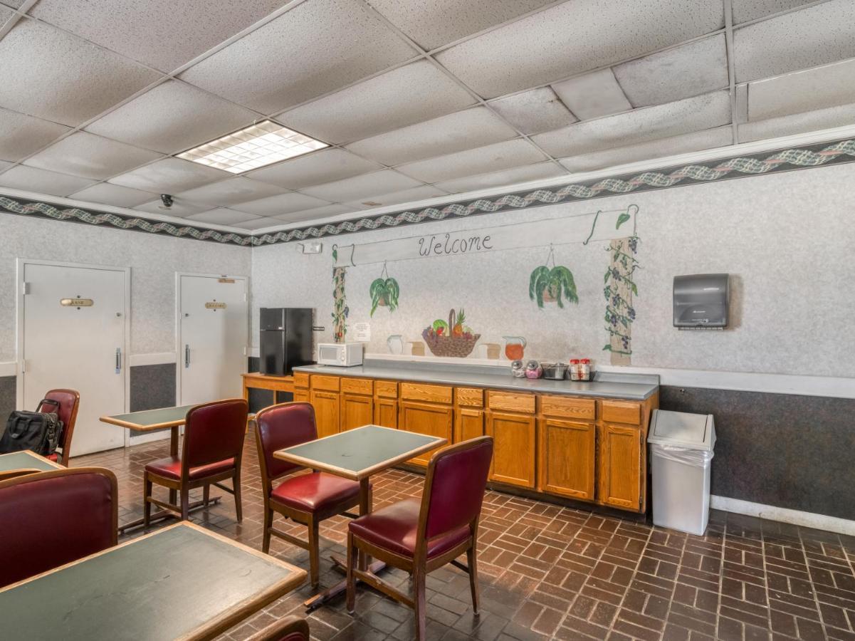 Oyo Hotel Battleboro Экстерьер фото